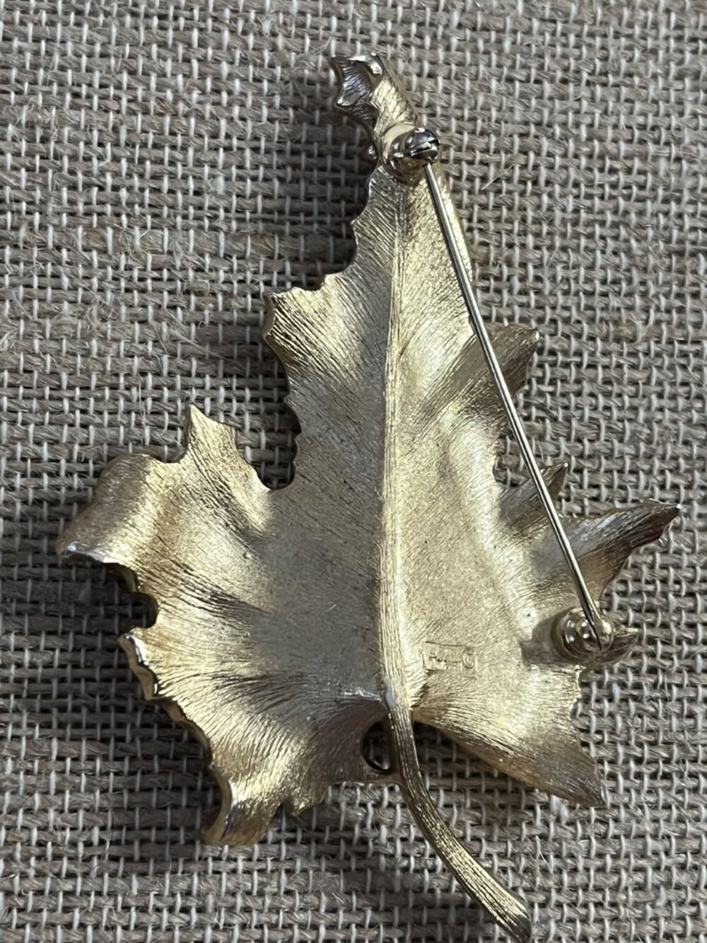 Crown Trifari Vintage Gold-Tone Maple Leaf Brooch Pin Jewelry 3" X 2" - Picture 5 of 8